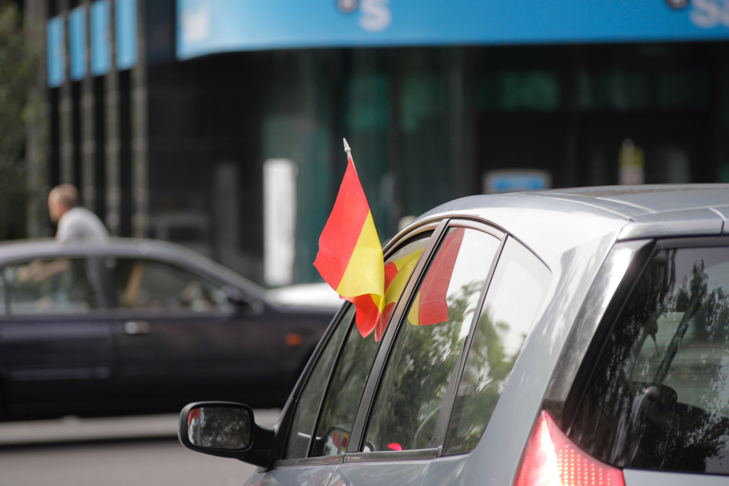 Madrid engalanada con banderas de España por la unidad y contra el referéndum en Cataluña. (Foto: Francisco Toledo)