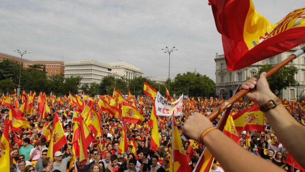Banderas de España frente al ayuntamiento de Madrid. (Foto: FRANCISCO TOLEDO)