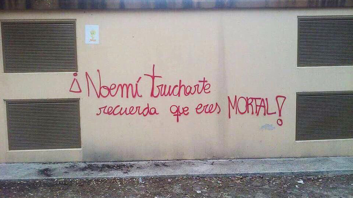 Pintada contra Noemí Trucharte en Vilanova del Camí.