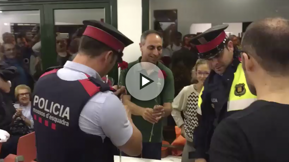 Los Mossos cómplices del referéndum ilegal por acción u omisión