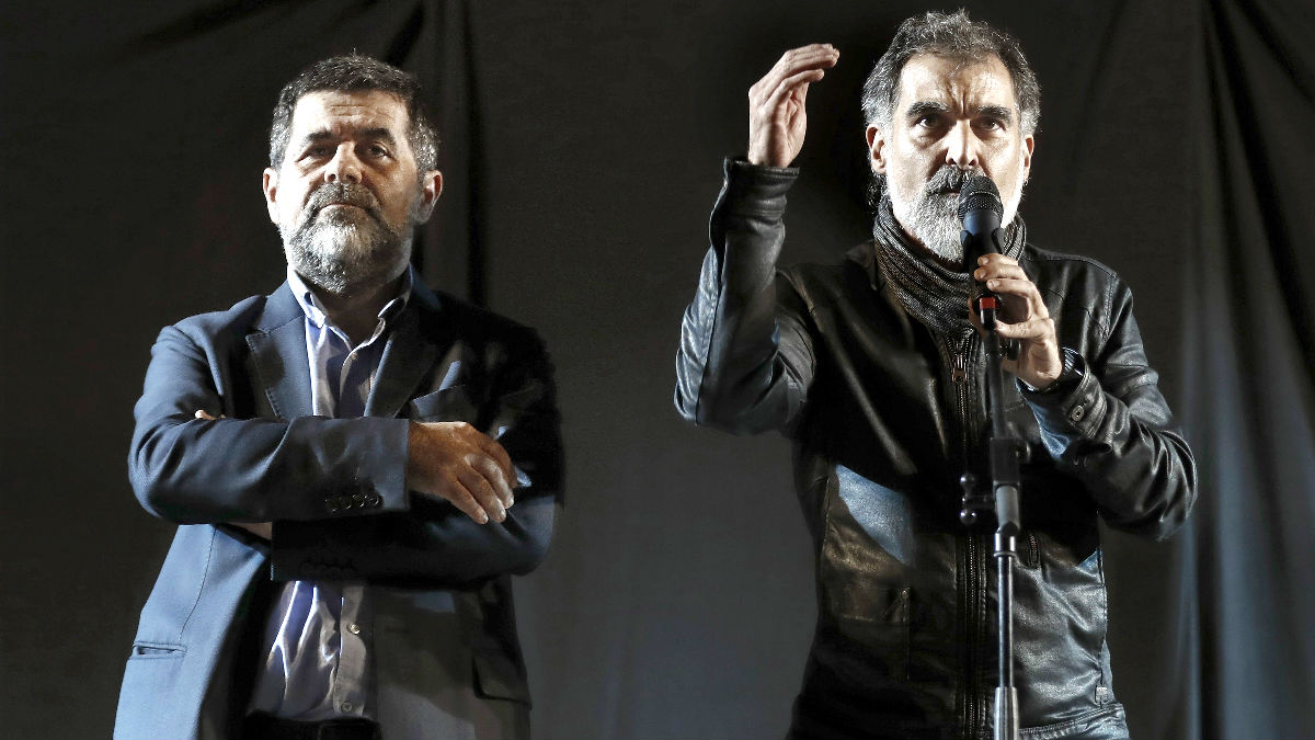 Jordi Sánchez y Jordi Cuixart en el asedio del año pasado (Foto: Efe).