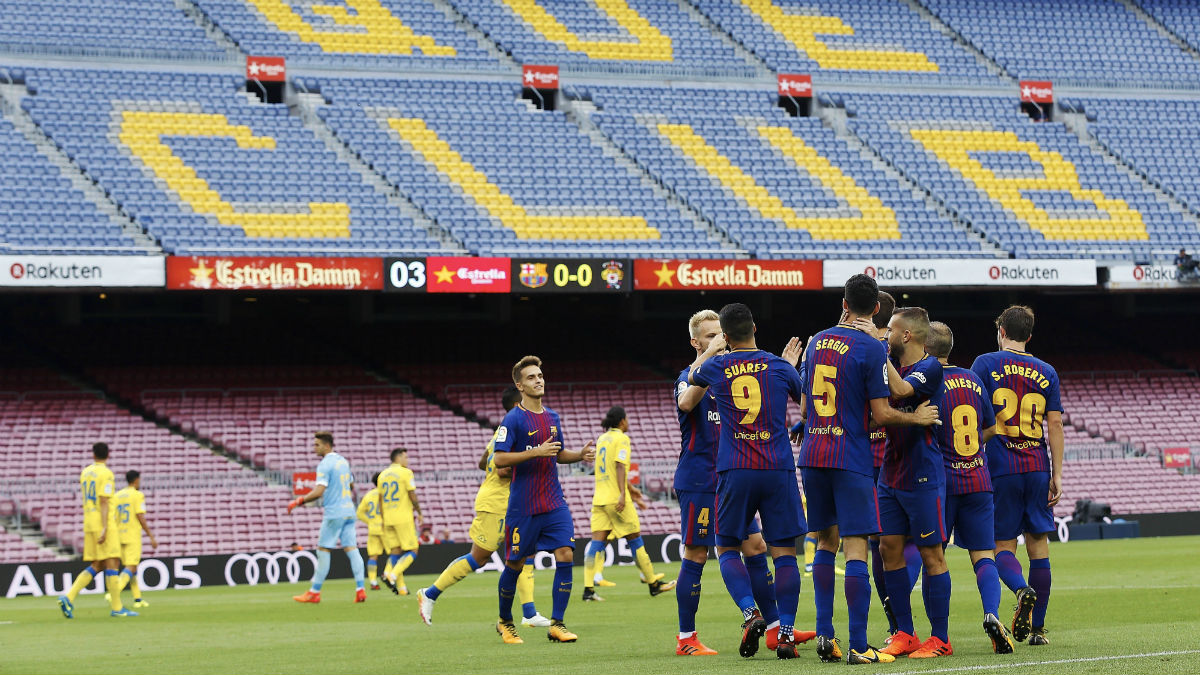 Los jugadores del Barcelona celebran un gol de Messi ante un Camp Nou vacío. (EFE)