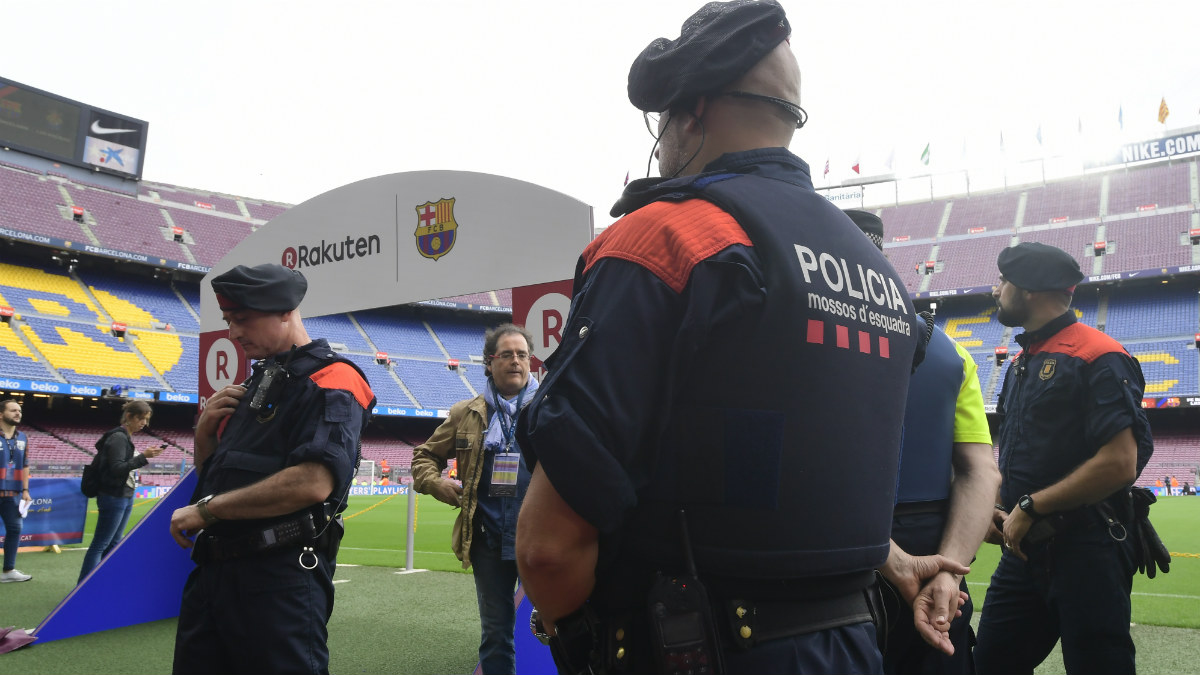 Efectivos policiales a pie de césped en el Camp Nou. (AFP)