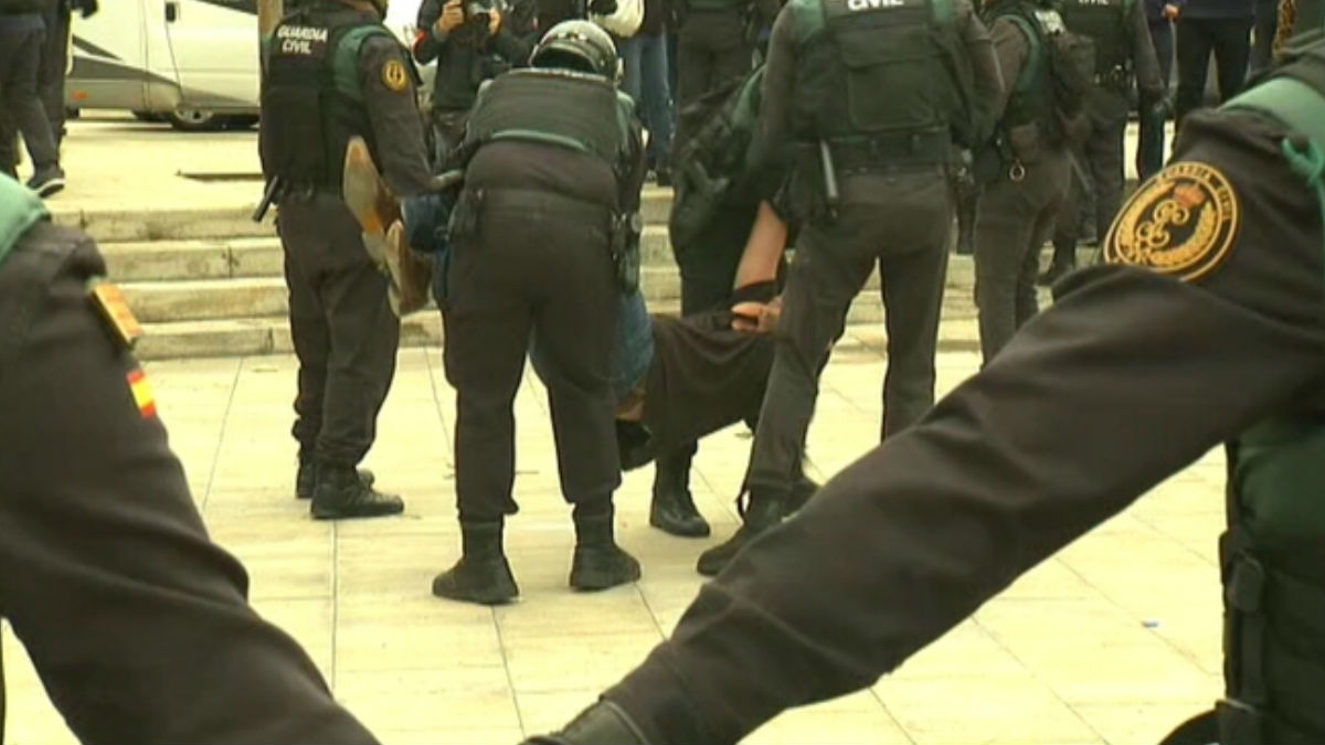 La Policía desaloja en el referéndum ilegal del 1-O