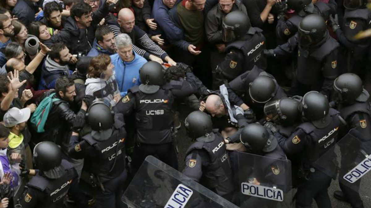 Policías en la jornada del referéndum ilegal en Cataluña. (Foto: EFE)