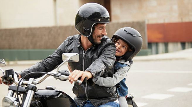 Consejos para llevar a un niño en la moto según la legislación