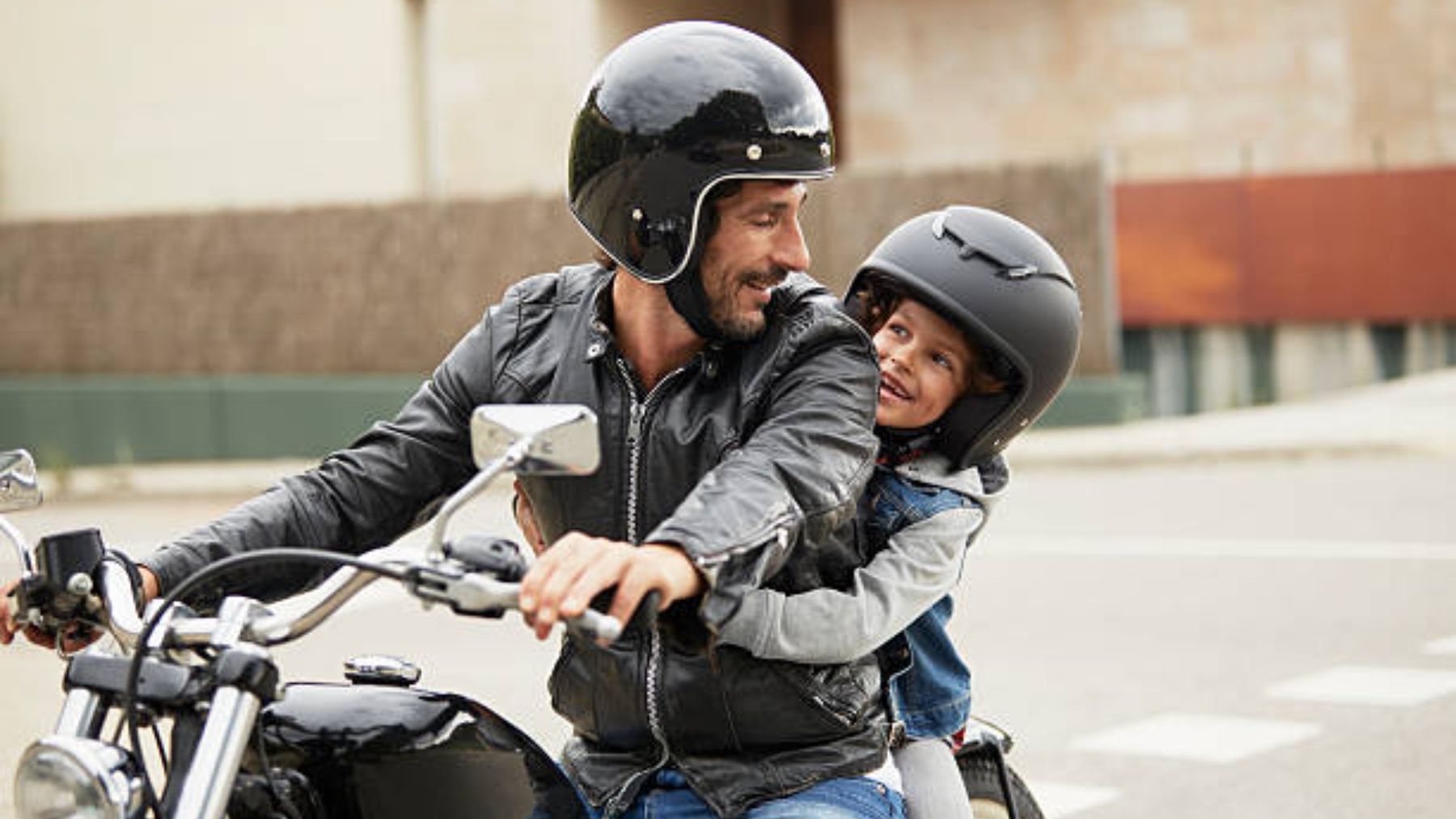 Descubre los mejores consejos para que podamos llevar a los niños en la moto teniendo en cuenta además la legislación