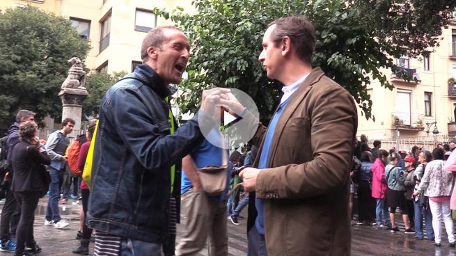 Carlos Cuesta increpado e insultado en un colegio electoral: «¡Pajarraco vete de aquí!»