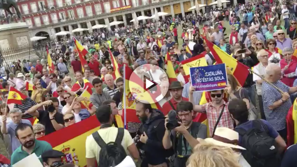 Cientos de personas en la Plaza Mayor de Madrid al grito de «¡Cataluña también es España!».