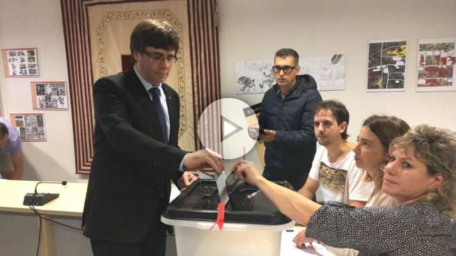 Puigdemont vota en otro colegio después de que la Guardia Civil haya clausurado el suyo