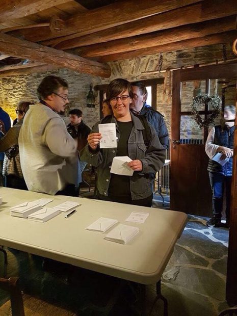 Referéndum self-service: La diputada de la CUP Mireia Boya monta un colegio electoral en su casa rural