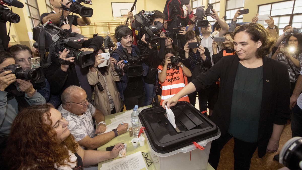 Ada Colau votando en el referéndum ilegal del 1-O. (Foto: EFE)