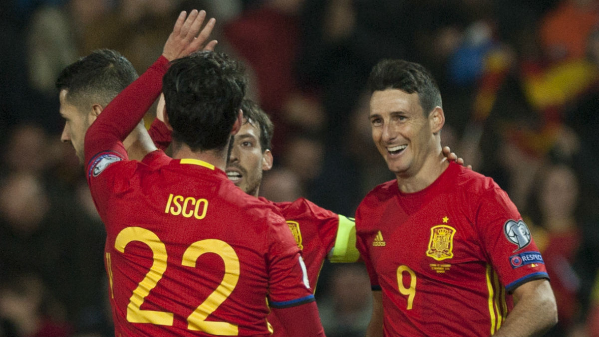 Aduriz e Isco, en un partido con España. (AFP)