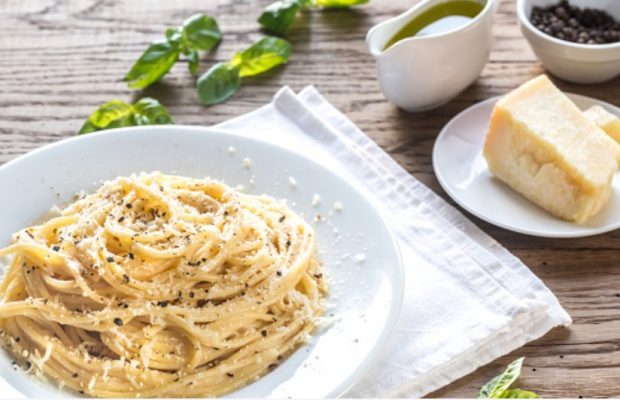 Espaguetis cacio e pepe: la pasta más sorprendente