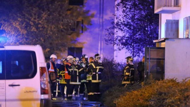 Bomberos en las inmediaciones del edificio donde han fallecido 5 personas a raiz de un incendio. Foto: Twitter.