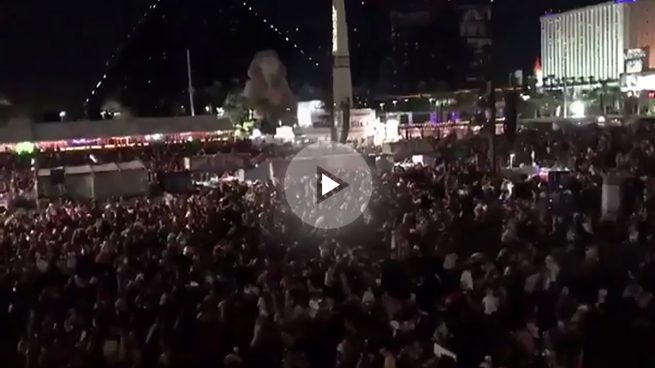 El público de un festival de Country en las inmediaciones del casino Mandaly Bay de Las Vegas huye tras desatarse un tiroteo.