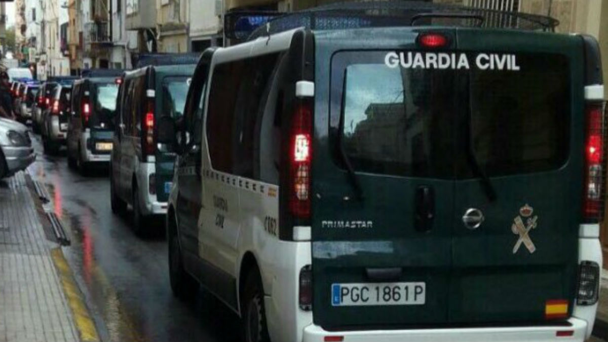 La Policía Nacional entrando en Calella (Barcelona)