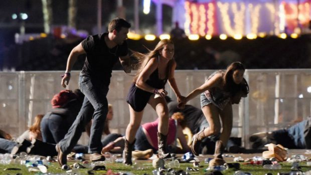 Tres asistentes al festival de Country huyen del tiroteo en las inmediaciones de un casino de Las Vegas. Foto: AFP