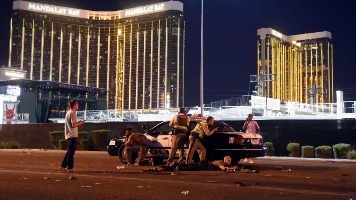 Un coche de Policía delante del casino Mandalay Bay de Las Vegas, frente al cual al menos 50 personas han muerto en un tiroteo. Foto: AFP