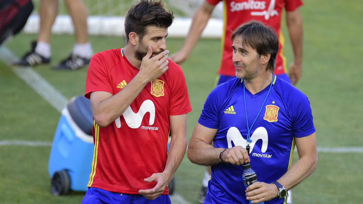 Lopetegui habla con Piqué durante en un entrenamiento. (AFP)