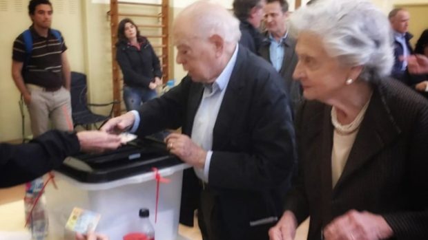 Jordi Pujol, ex presidente de la Generalitat, y su ujer Marta Ferrusola votando en el referéndum ilegal de Cataluña. Foto: @jordipujolsoley