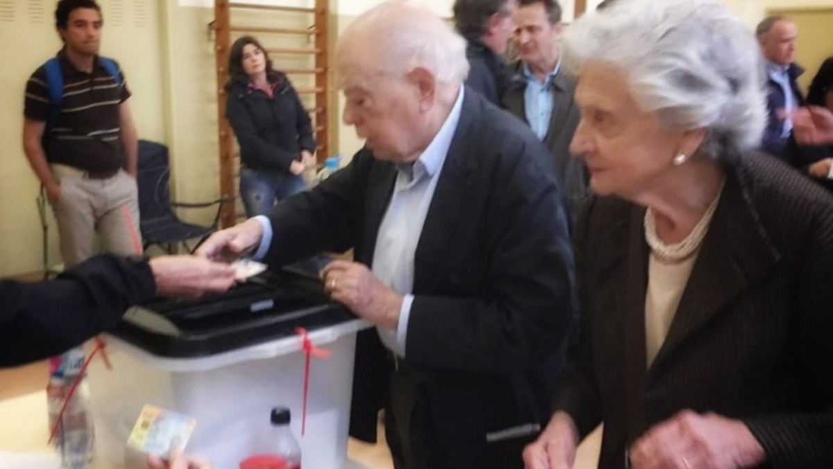 Jordi Pujol, ex presidente de la Generalitat, y su  mujer Marta Ferrusola votando en el referéndum ilegal de Cataluña. (Foto: @jordipujolsoley)