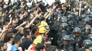 Incidentes en el Pabellón Deportivo municipal de Sant Julia de Ramis (Girona), donde había un centro electoral para el referéndum ilegal (Foto: Efe)