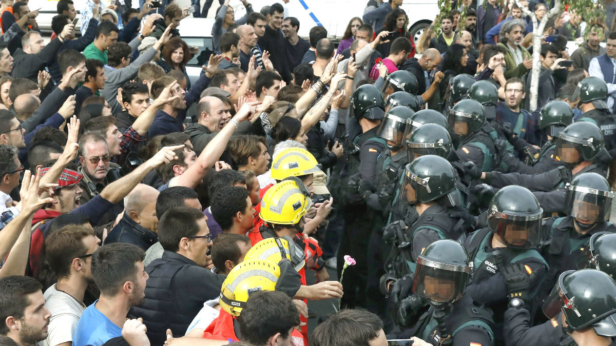 Incidentes durante la jornada del referéndum ilegal del 1-O. (Foto: EFE)