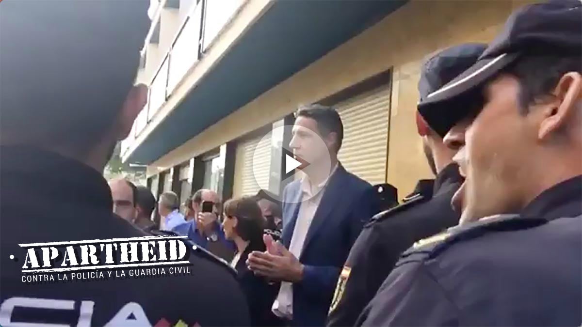 El presidente del PP en Cataluña, Xavier García Albiol, emocionado con los aplausos de los agentes de la Policía Nacional en Pineda de Mar.