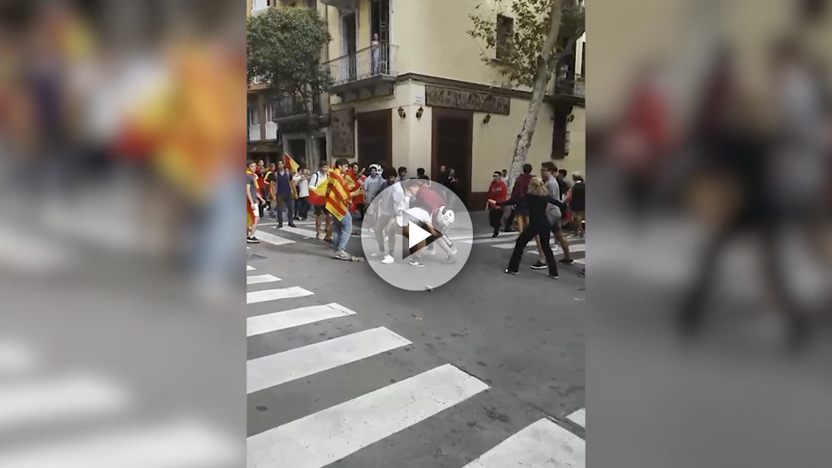 Pelea callejera entre jóvenes separatistas y constitucionalistas en Barcelona