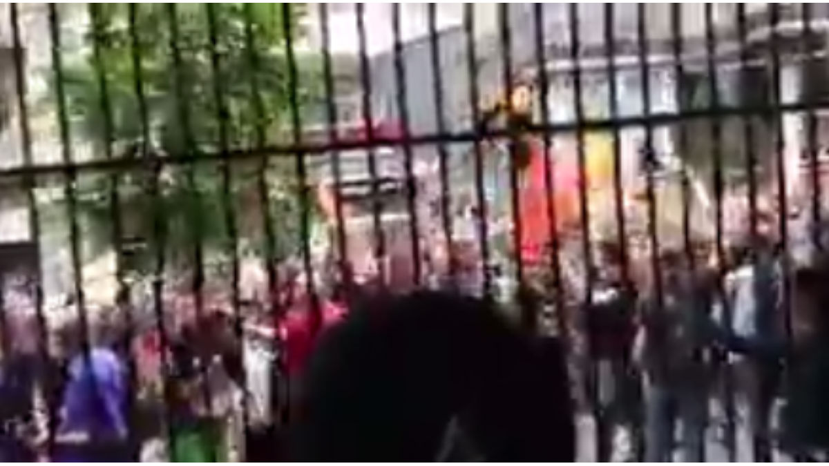 Asedio a la sede de C’s en Barcelona. Foto: Twitter.