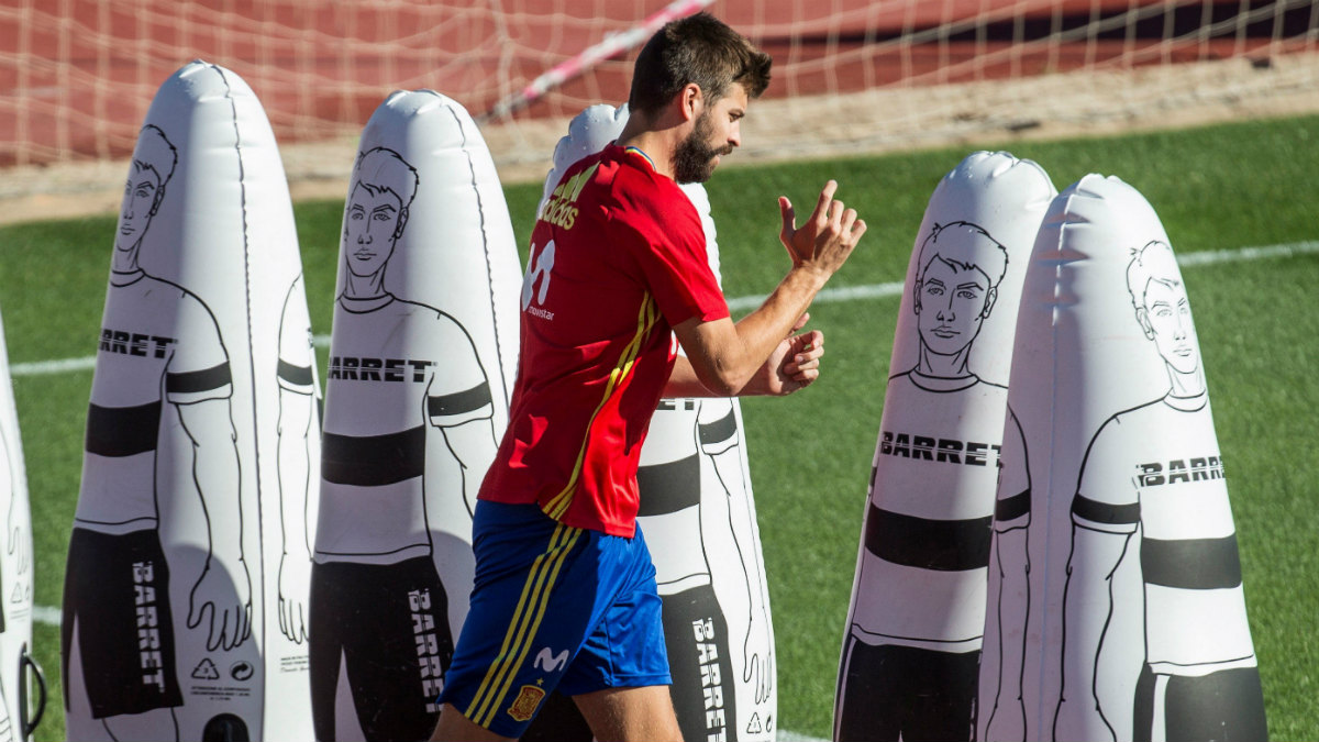 Piqué se entrena con la selección española el día de la huelga en Cataluña. (EFE)
