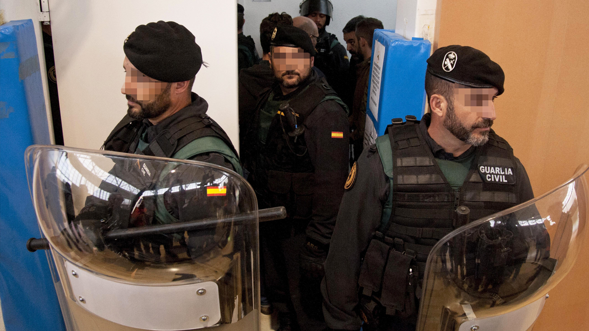 Agentes de la Guardia Civil en un centro de votación el 1-O. (Foto: EFE)