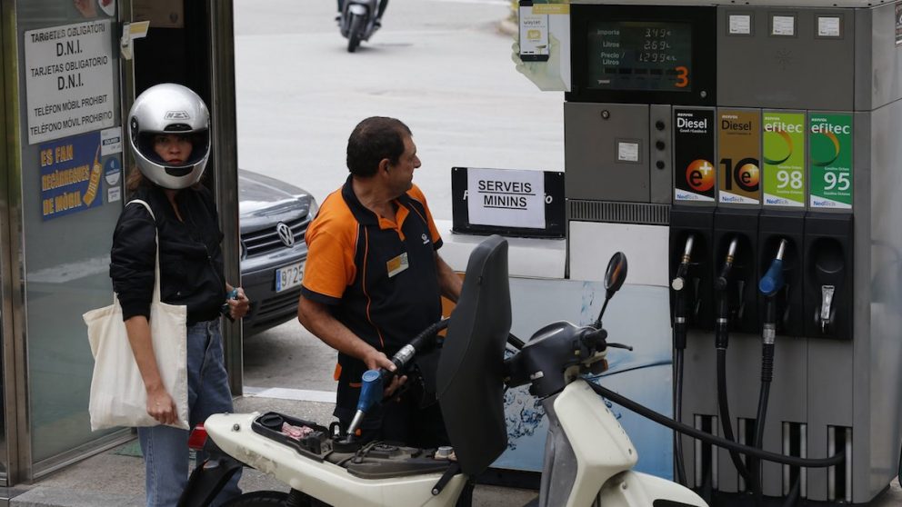 Una motorista reposta en una gasolinera, del barrio del Eixample, que permance abierta por los servicios mínimos. (FOTO: EFE)