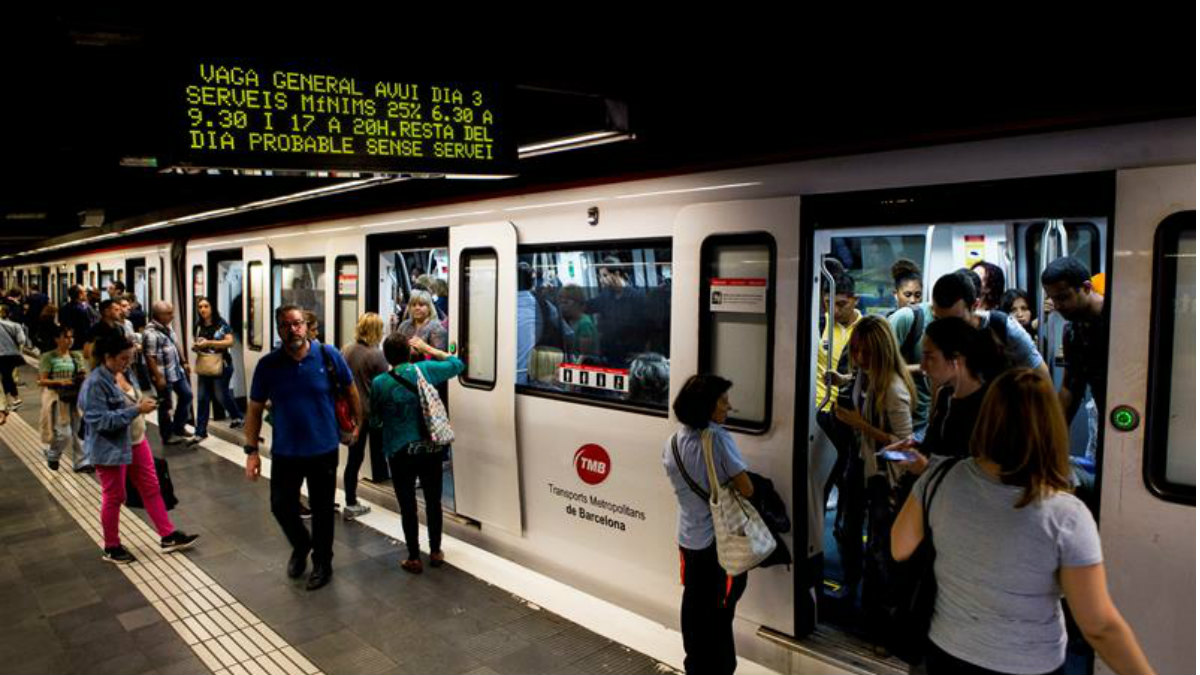 Huelga General en Cataluña: un cartel avisa de los paros previstos en el servicio de Metro de Barcelona. (Foto: EFE)