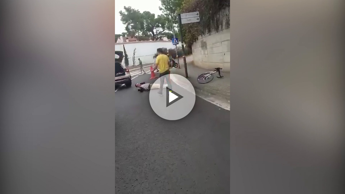 Un secesionista tarado se baja de su Mercedes y corta el tráfico tumbándose en la carretera