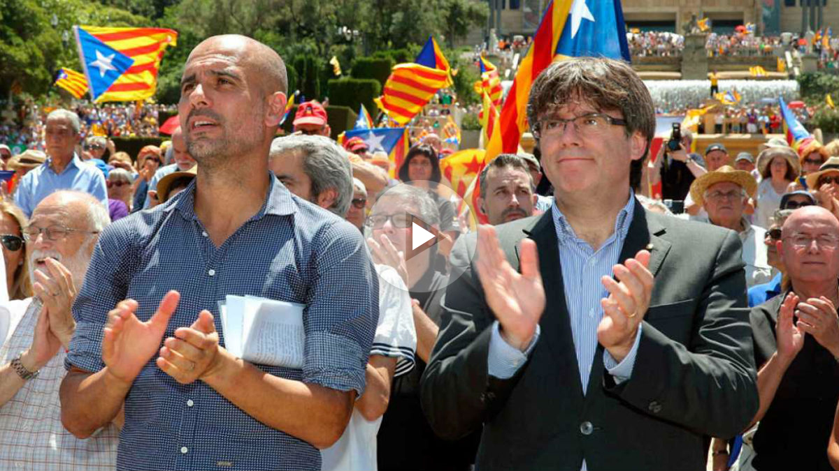 El ex jugador Josep Guardiola junto al presidente de la Generalitat, Carles Puigdemont. (Foto: EFE)