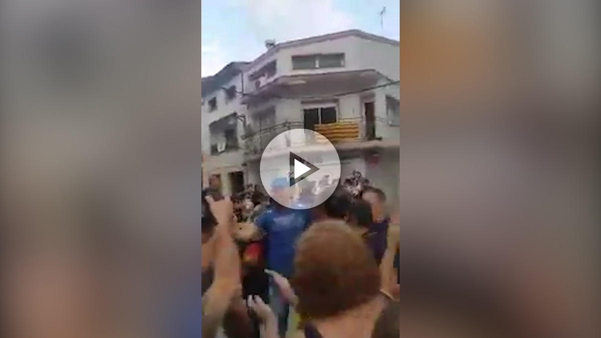 Los policías asediados de Pineda bajan a abrazar a los manifestantes que fueron a apoyarles