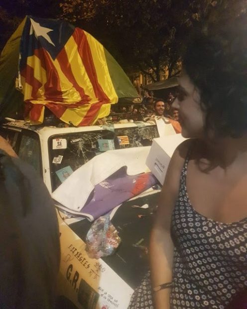 Dos pancartas golpistas presiden la Consejería de Economía de la Generalitat intervenida por el 155
