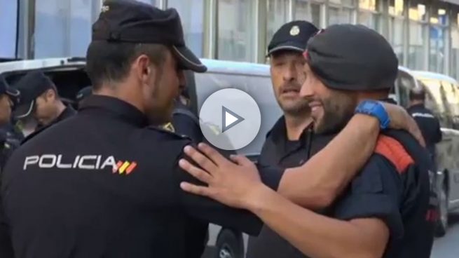 Los Policías abandonan Pineda fundiéndose en un abrazo con los Mossos