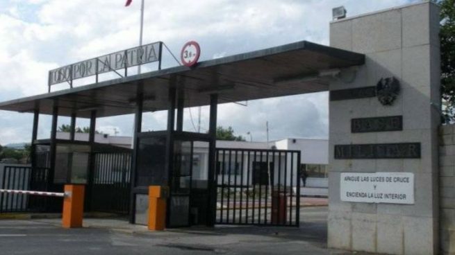 Control de acceso al acuartelamiento General Alvarez de Castro, en Figueras (Gerona)