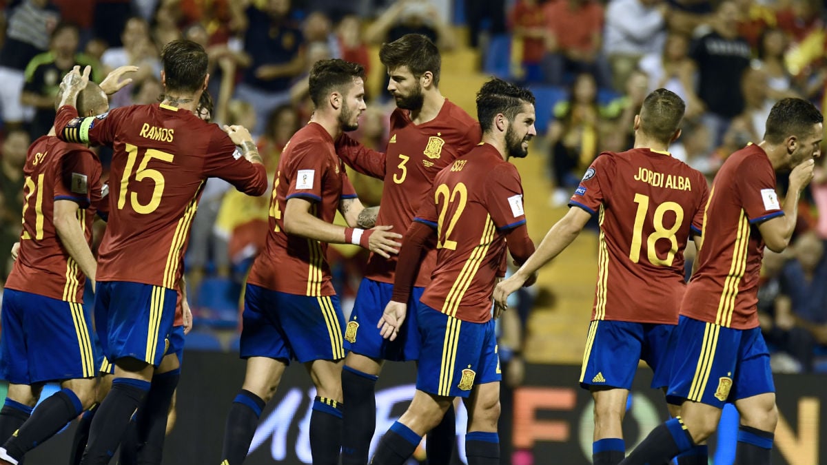 Los jugadores de España celebran uno de los goles a Albania. (AFP)