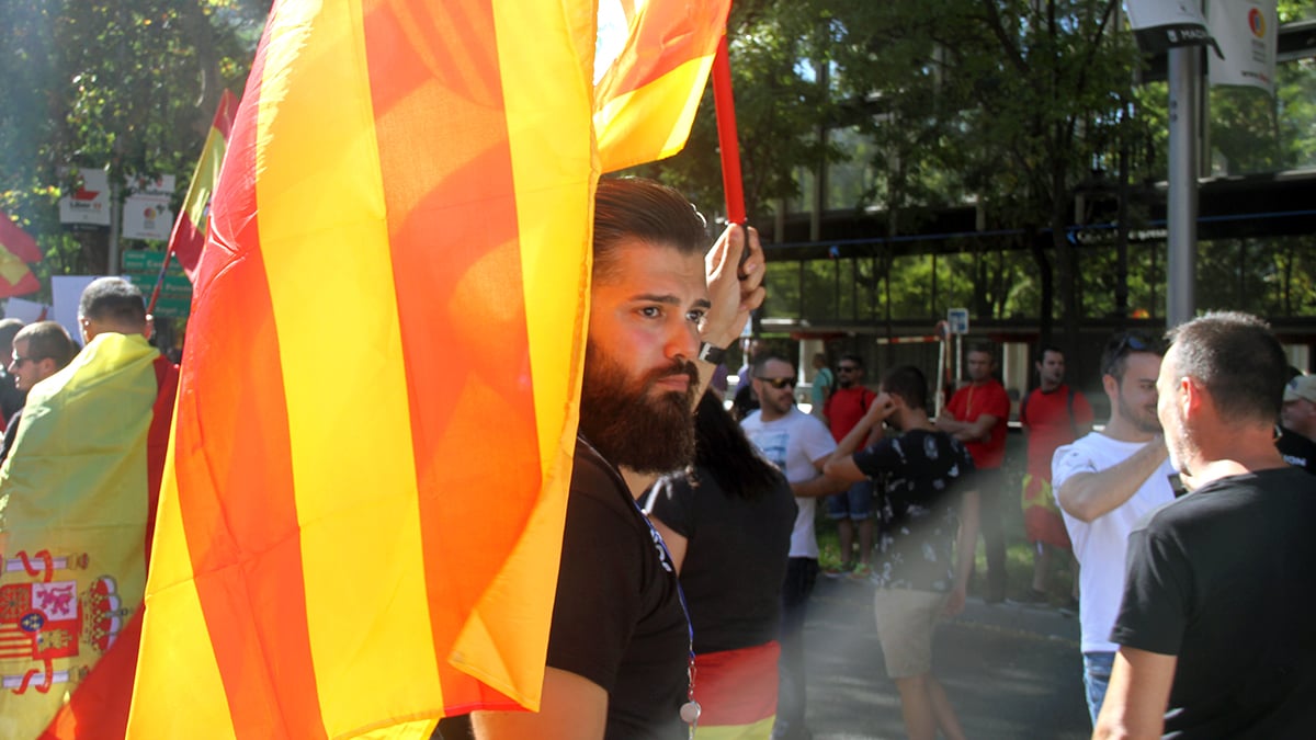 Un policía se manifiesta con una bandera de Aragón. Foto: E. Falcón