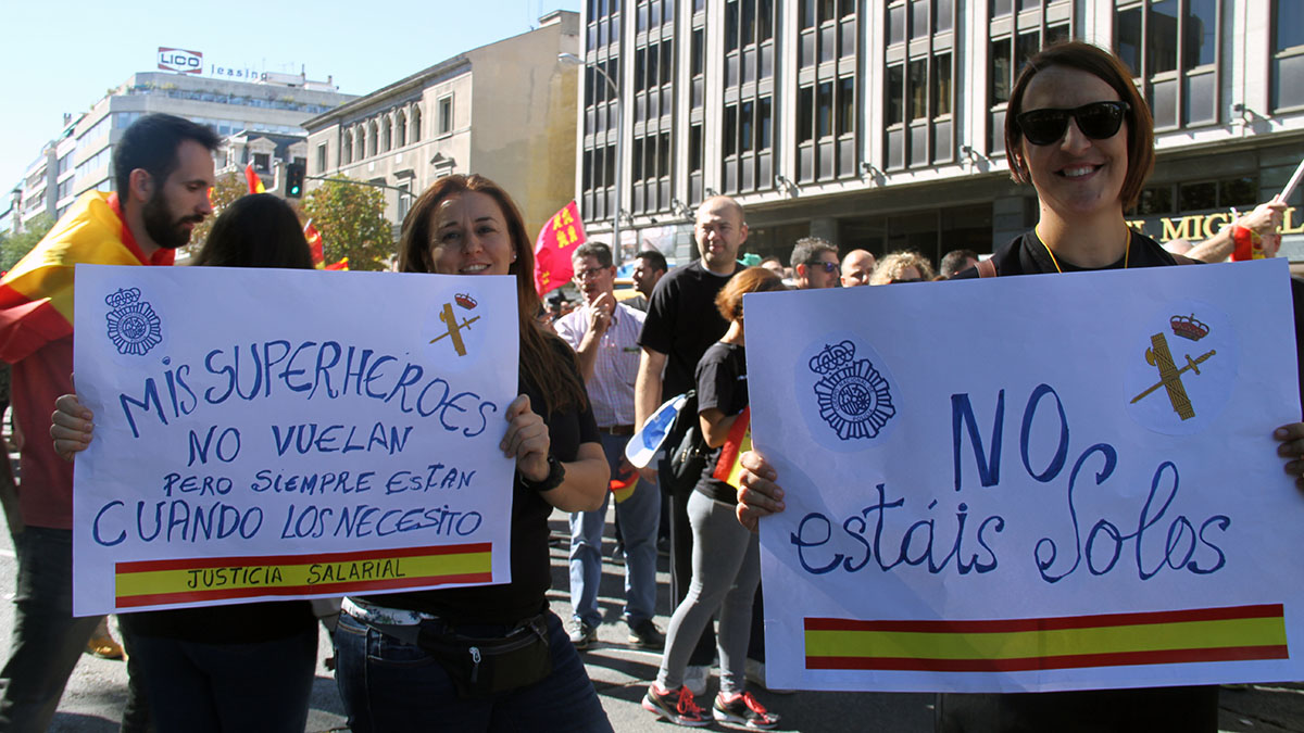 Dos mujeres muestran carteles reivindicativos. Foto: E. Falcón