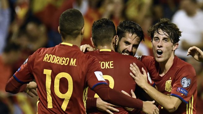 Isco, celebrando su gol ante Albania junto a Rodrigo, Koke y Odriozola (AFP).