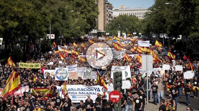 Miles de policías y guardias civiles se manifiestan por la equiparación salarial con los Mossos