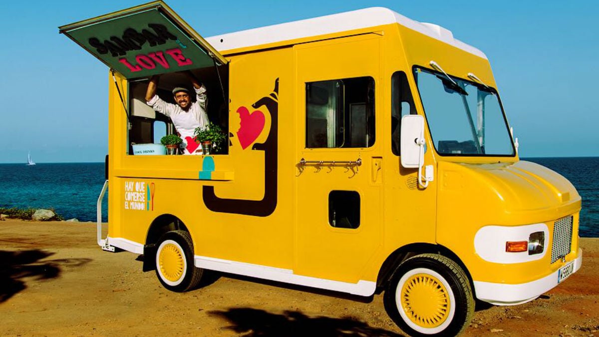 Rodrigo Guimerà en su ‘foodtruck’ Sambarilove dedicado a la comida brasileña.