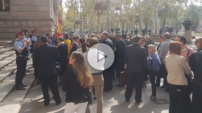 Juristas se manifiestan frente al Tribunal Superior de Justicia catalán: «Puigdemont ha dado un golpe de Estado»