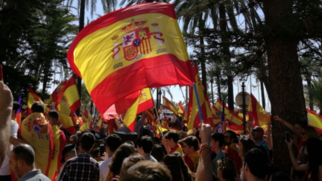 Miles de personas se manifiestan en contra del independentismo catalán en Baleares