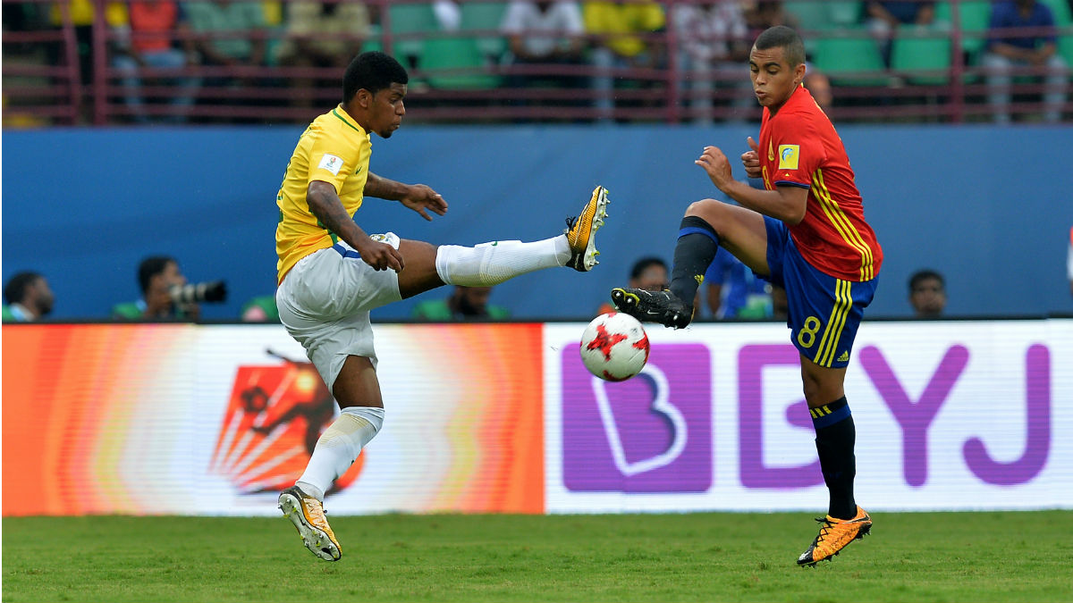 Moha pelea un balón ante un rival brasileño. (AFP)